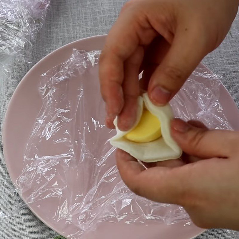 Step 6 Shaping the cake Mango ice cream mochi