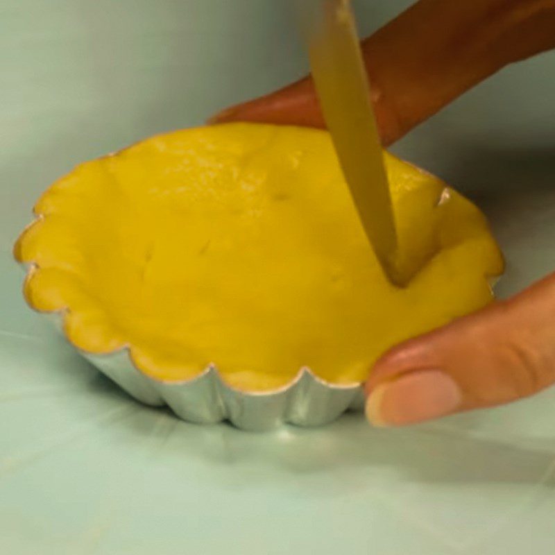 Step 3 Shaping the cake base Fresh strawberry tart