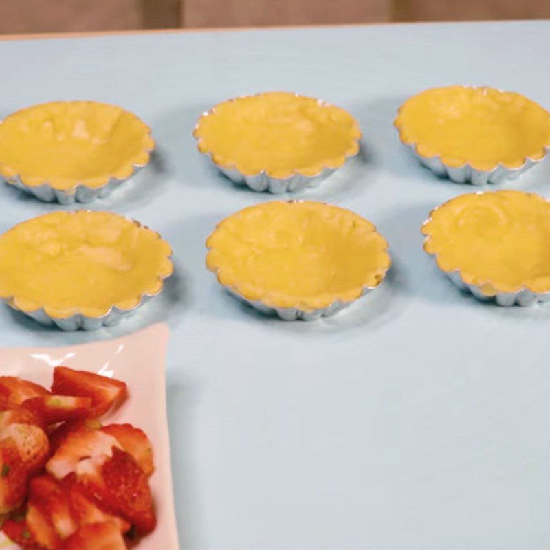 Step 3 Shaping the cake base Fresh strawberry tart