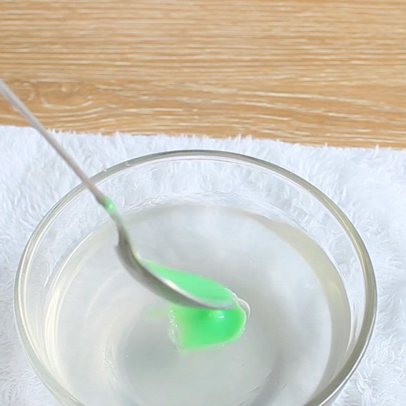 Step 4 Shaping the jelly 3D jelly made with a straw