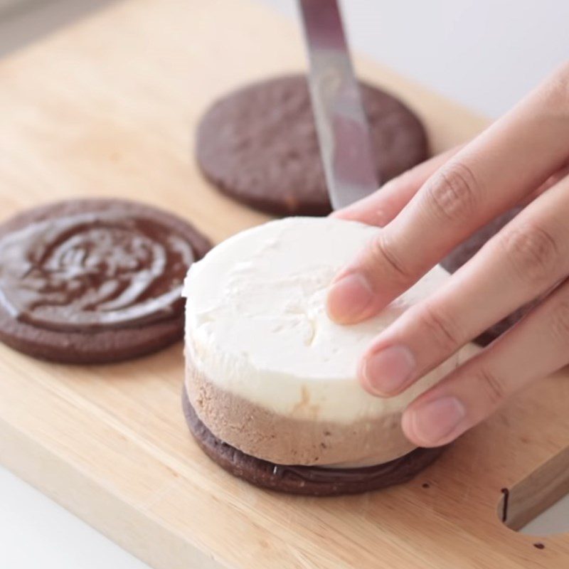 Step 10 Shaping the cream and finishing Tiramisu cream-filled cookies