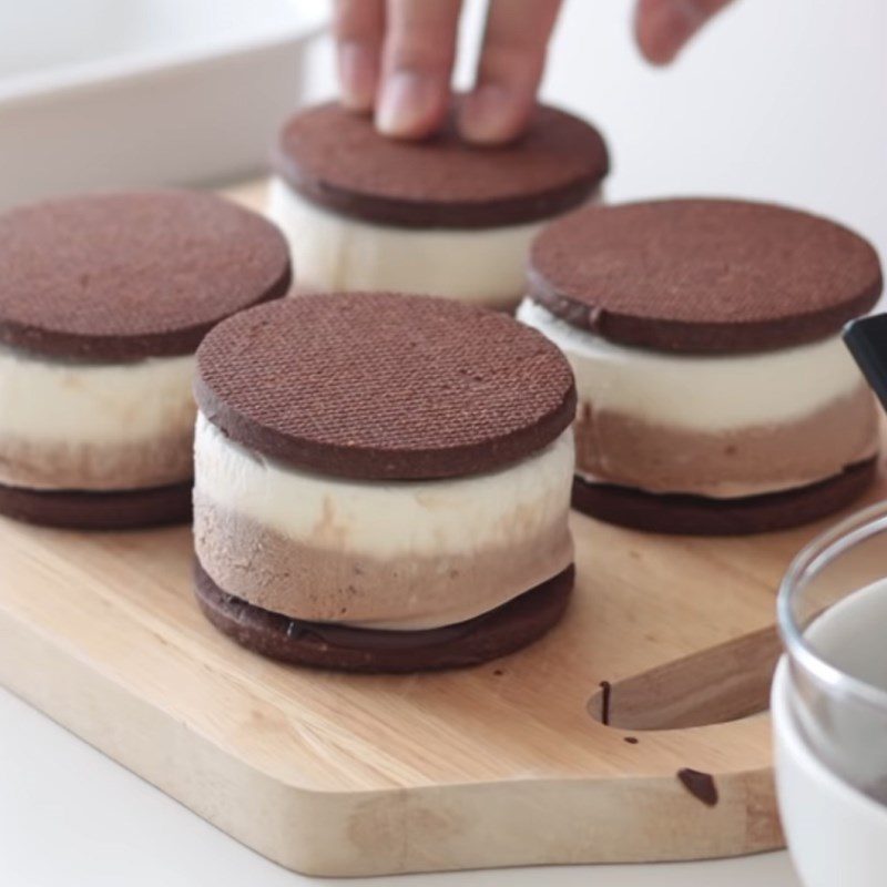 Step 10 Shaping the cream and finishing Tiramisu cream-filled cookies