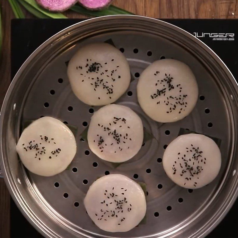 Step 4 Shaping and steaming the fried glutinous rice cake with purple sweet potato filling