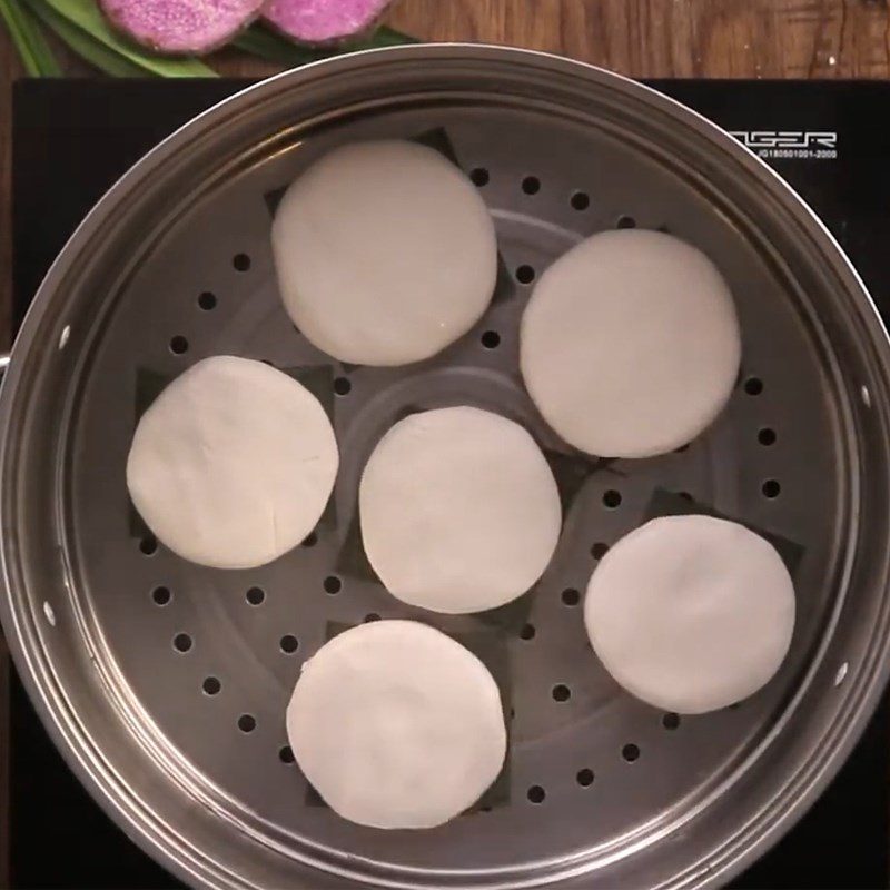 Step 4 Shaping and steaming the fried glutinous rice cake