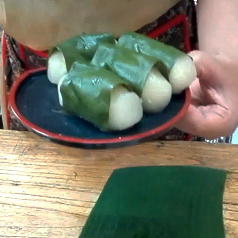 Step 7 Shaping and steaming Phu Tho cassava cake