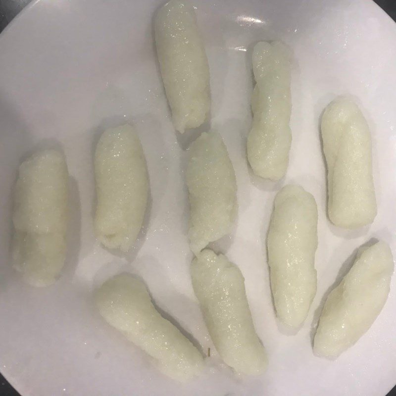 Step 2 Shaping and boiling tokbokki rice cakes Tokbokki rice cakes made from leftover rice (recipe shared by a user)