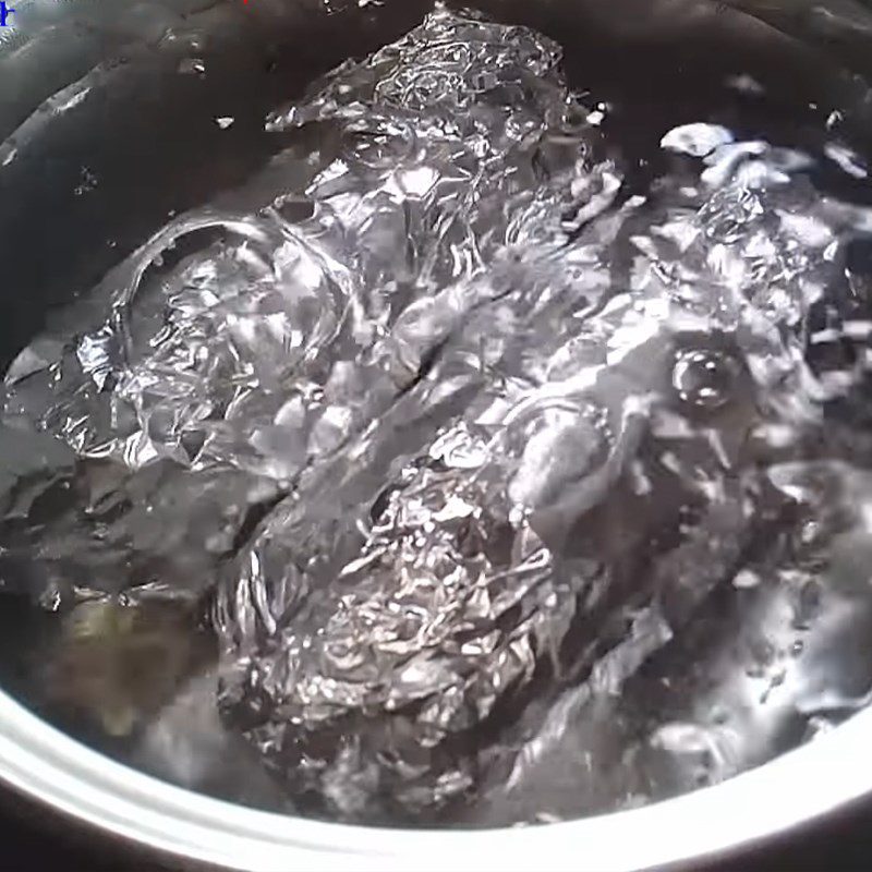 Step 5 Shaping and boiling vegetarian cinnamon sausage from flour