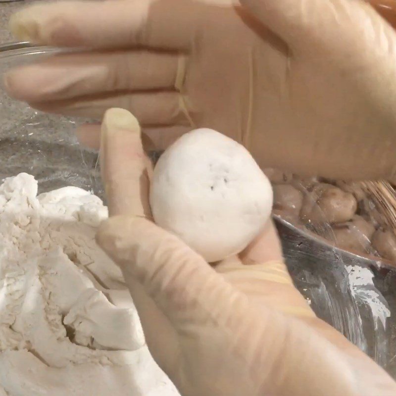 Step 5 Shaping and boiling the cake Taro-filled water rice cake