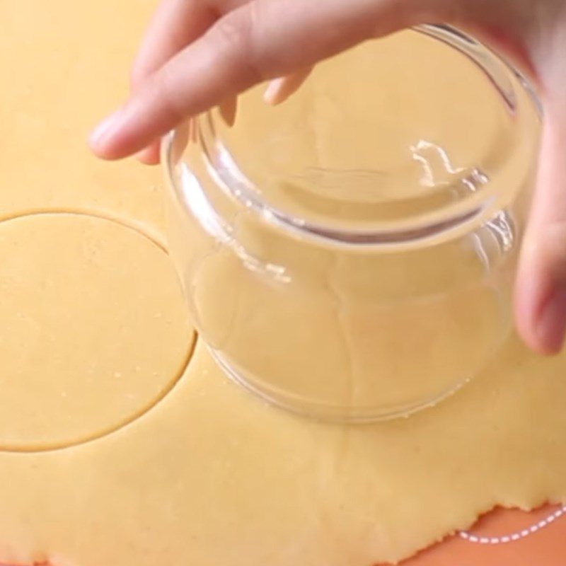 Step 2 Shaping and baking the crust for the first time Strawberry tart