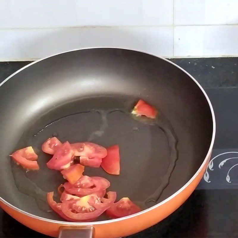 Step 3 Sauté fish and tomatoes Sour soup with giang leaves