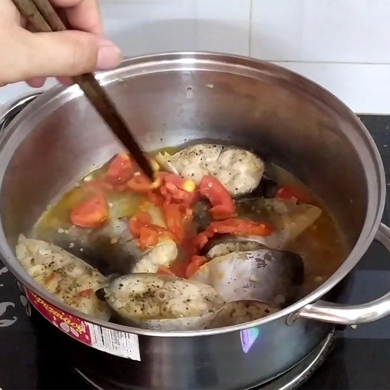 Step 3 Sauté fish and tomatoes Sour soup with giang leaves