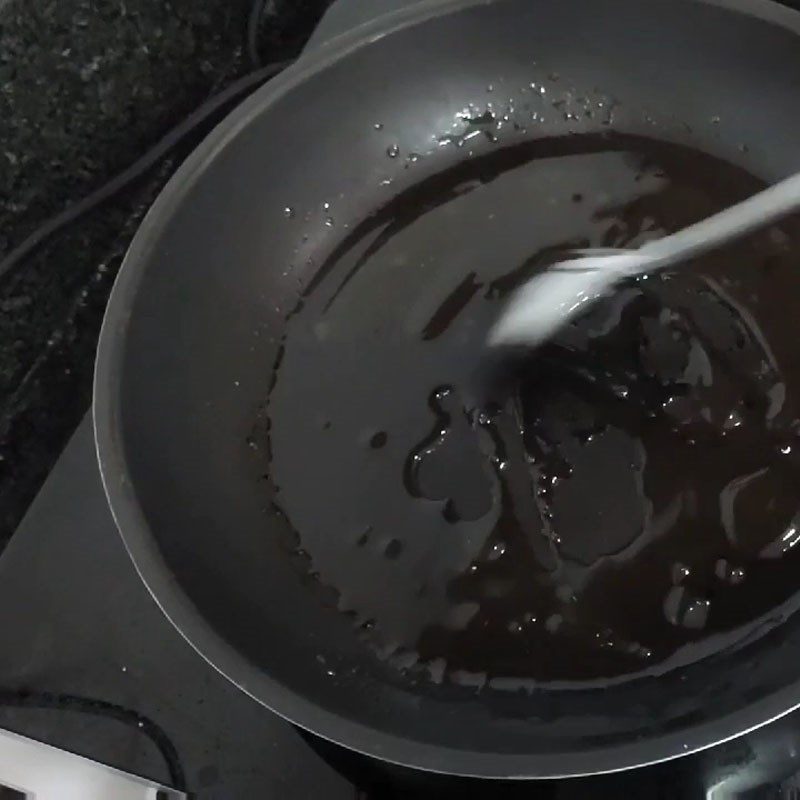 Step 2 Caramelize the sauce and cook the shrimp fish sauce