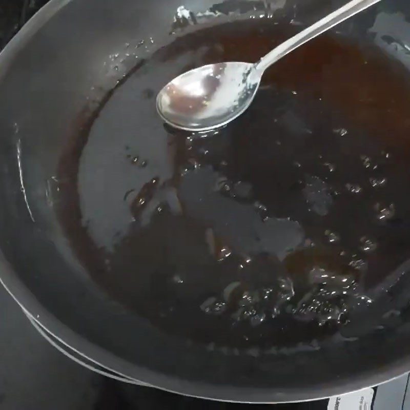 Step 2 Caramelize the sauce and cook the shrimp fish sauce