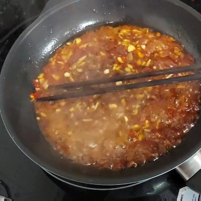 Step 2 Caramelize the sauce and cook the shrimp fish sauce