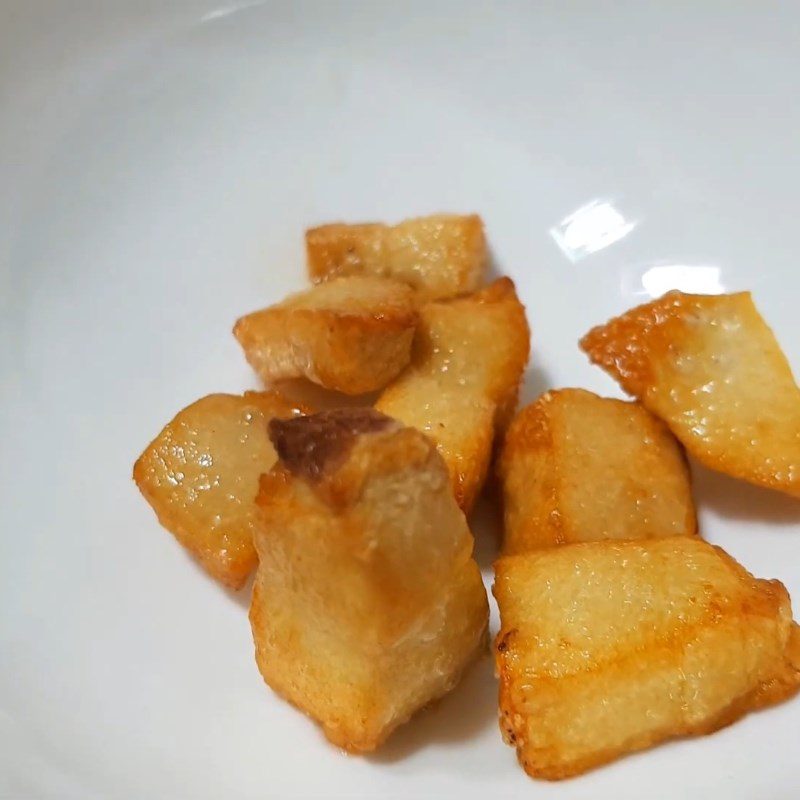 Step 5 Frying Pork Cracklings for Pork Leg Noodles with Satay