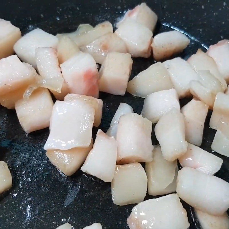 Step 5 Frying Pork Cracklings for Pork Leg Noodles with Satay