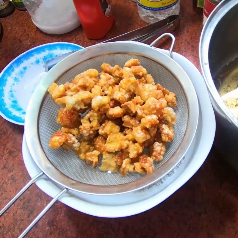 Step 4 Frying crispy pork fat Mango salad with dried chicken