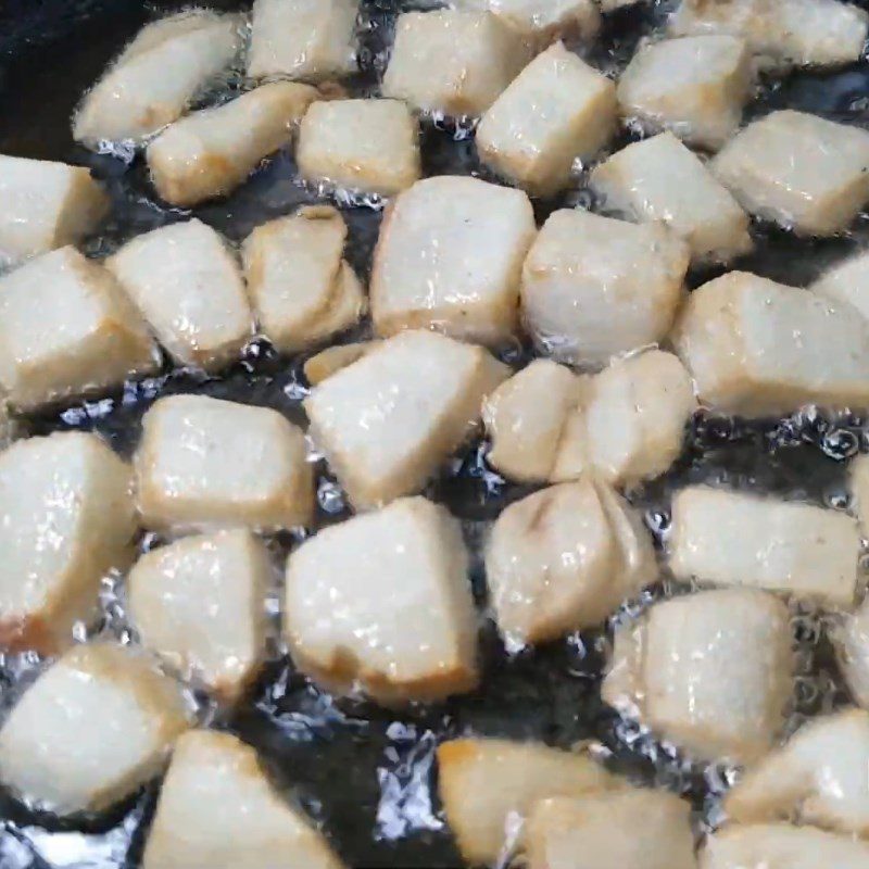 Step 5 Frying Pork Cracklings for Pork Leg Noodles with Satay