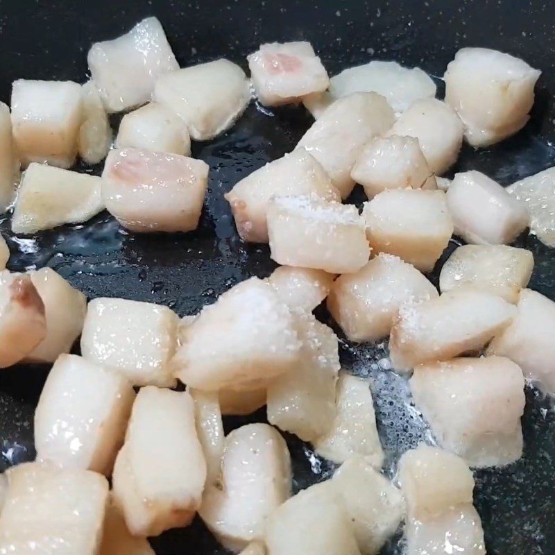 Step 5 Frying Pork Cracklings for Pork Leg Noodles with Satay