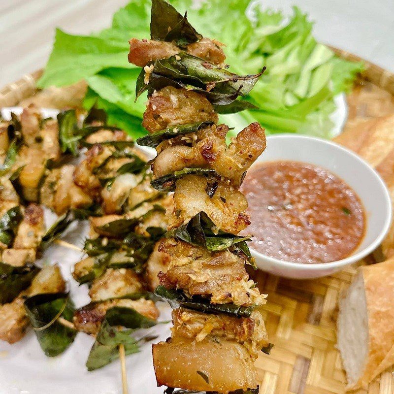 Step 4 Final product Meat skewers with mắc mật leaves