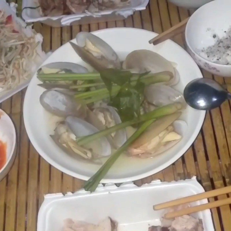 Step 4 Final Product Steamed razor clams with lime leaves