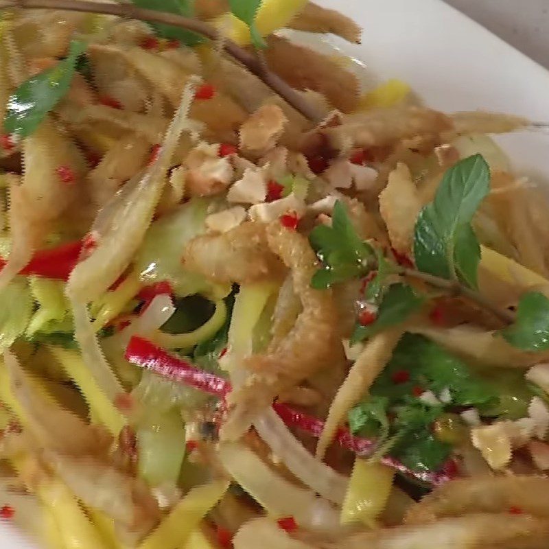 Step 5 Final product Green mango salad with fresh anchovies