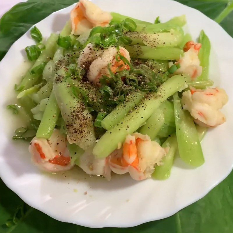 Step 4 Final product Stir-fried fresh shrimp with potherb