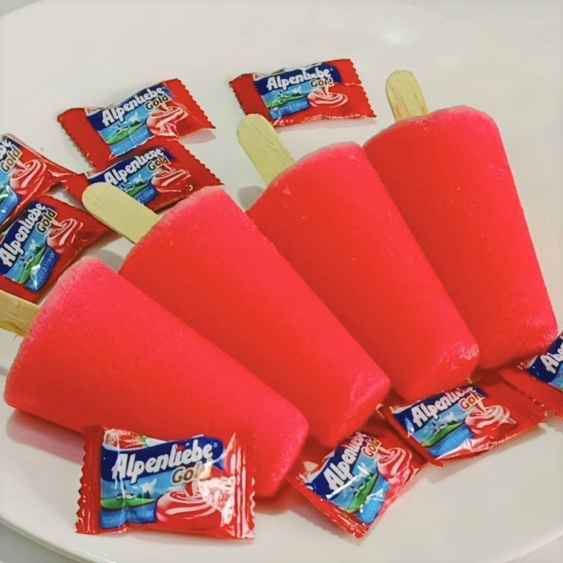 Step 4 Final product Strawberry popsicles from strawberry candy