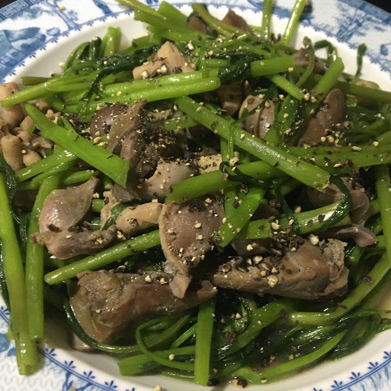 Step 3 Finished Product Stir-fried Water Spinach with Chicken Entrails