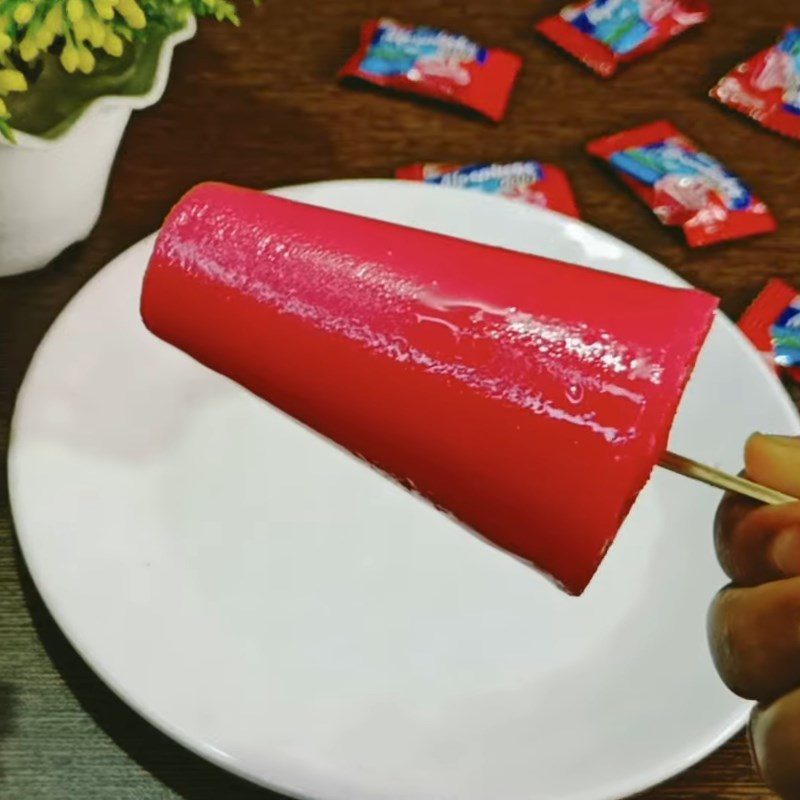Step 4 Final product Strawberry popsicles from strawberry candy