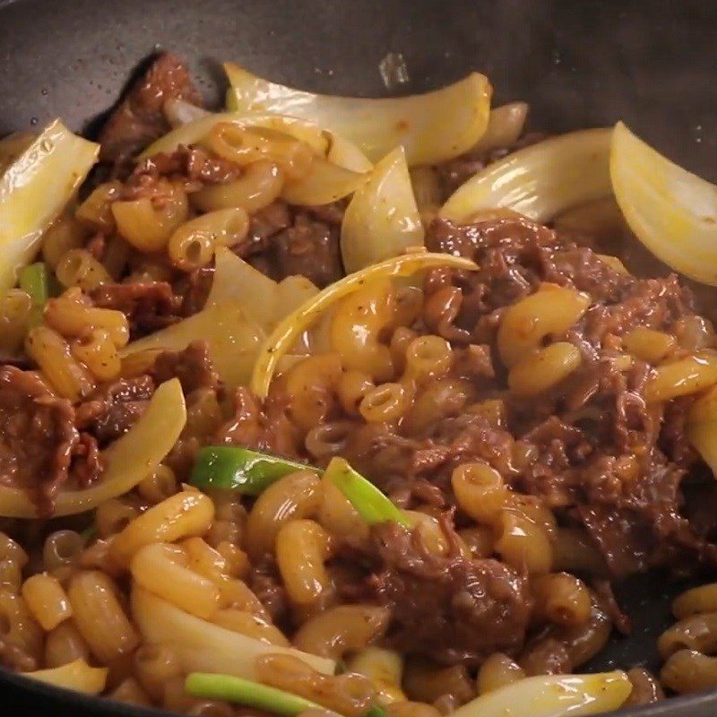 Step 6 Finished product Stir-fried noodles with braised beef sauce