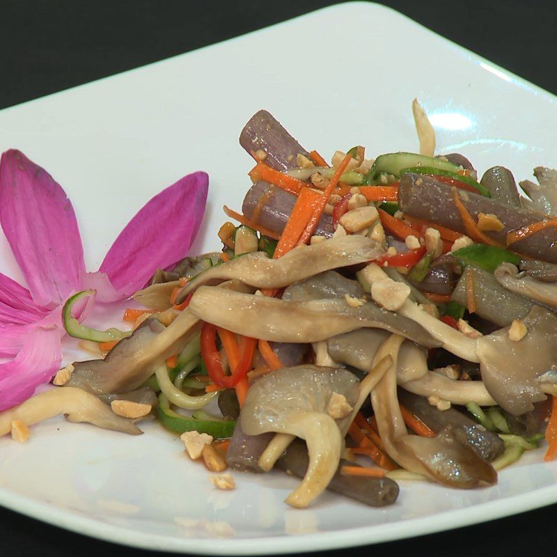 Step 5 Final product Lotus flower salad with oyster mushrooms