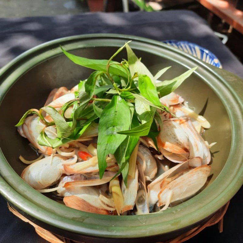 Step 4 Final Product Steamed razor clams with lemongrass