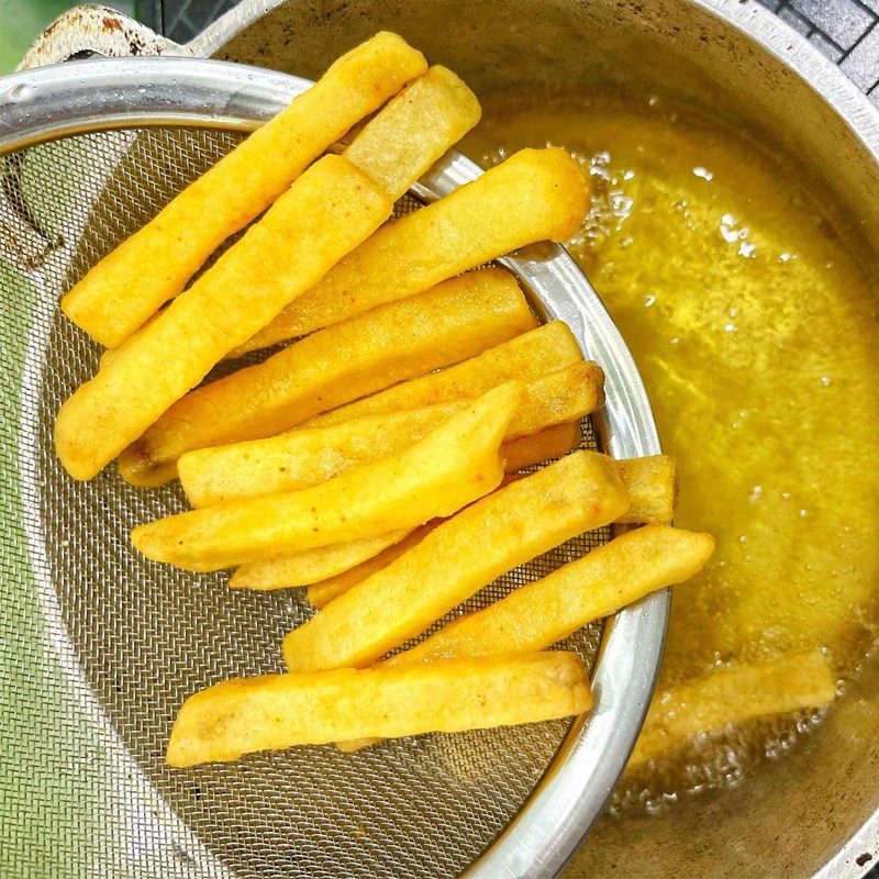 Step 4 Frying potatoes Crispy potato fries with batter