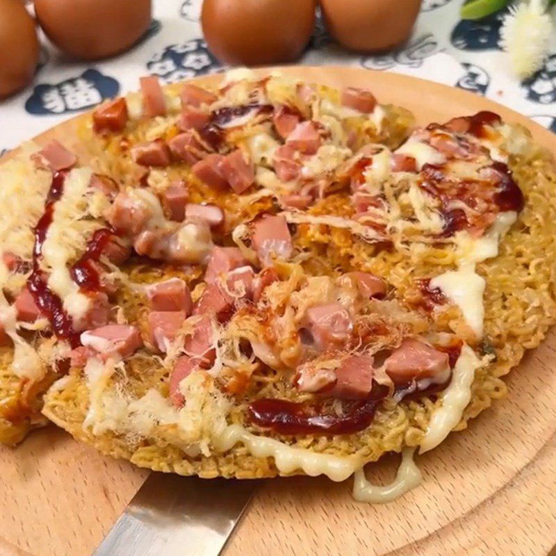 Step 3 Finished Product Instant Noodle Pizza (Recipe shared from TikTok Cooking with TasteVN)