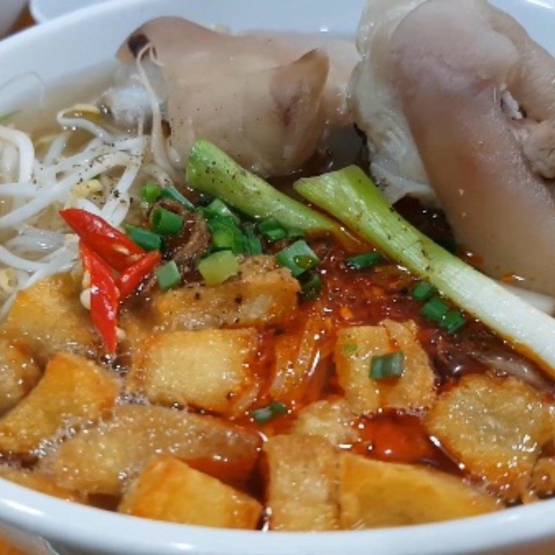 Step 8 Final Product Pork trotter dry noodle with crispy pork fat and satay