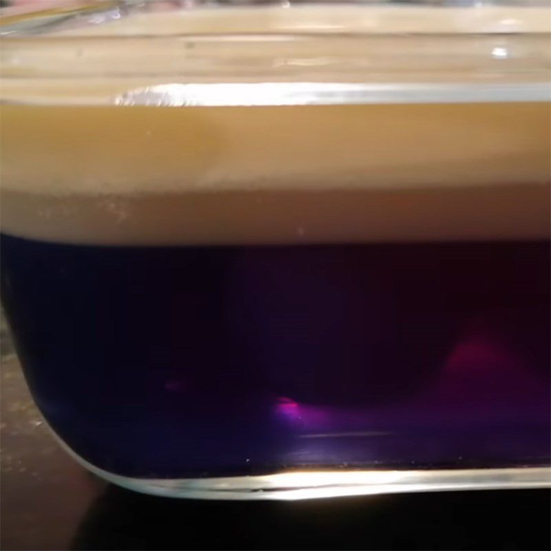 Step 3 Pouring the jelly mold Butterfly pea longan jelly