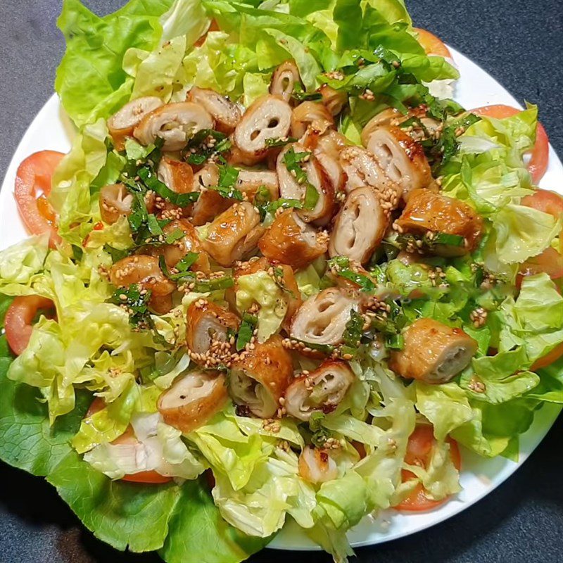 Step 6 Final product of the vegetarian noodle salad with lettuce and tomato