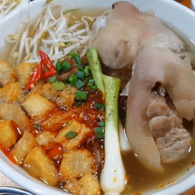 Step 8 Final Product Pork trotter dry noodle with crispy pork fat and satay