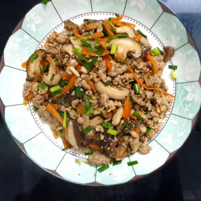 Step 3 Final product Delicious stir-fried pork (pork) with fragrant mushrooms, enhancing the flavor for the meal