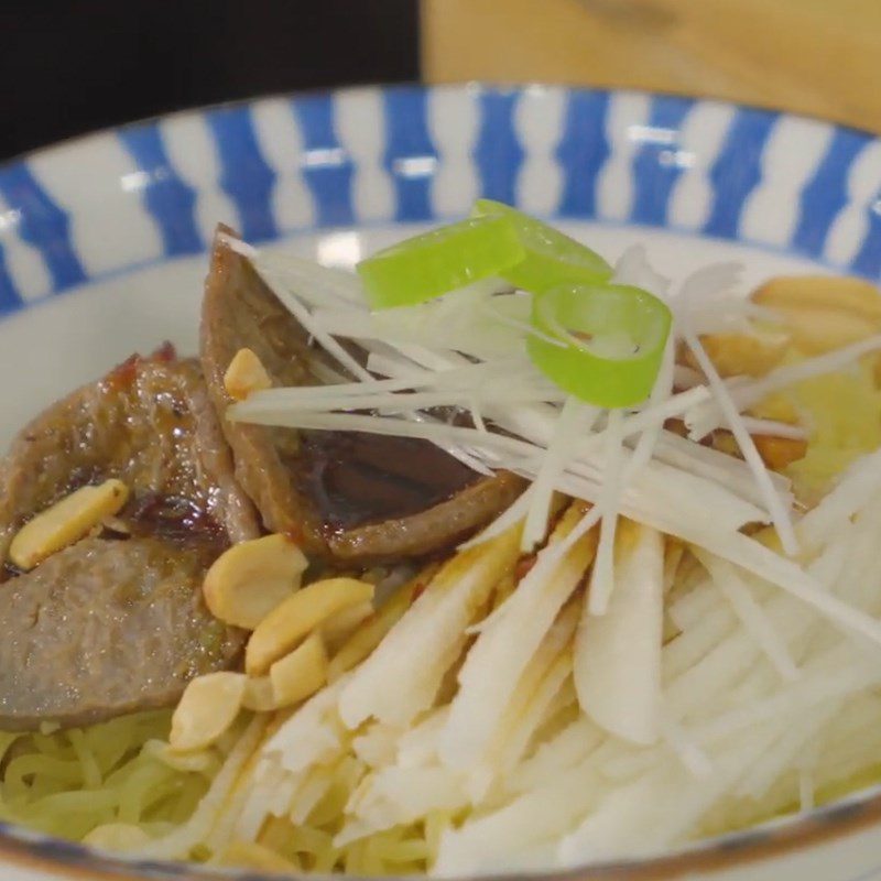 Step 5 Final Product Vegetarian Noodles with Beef Slices