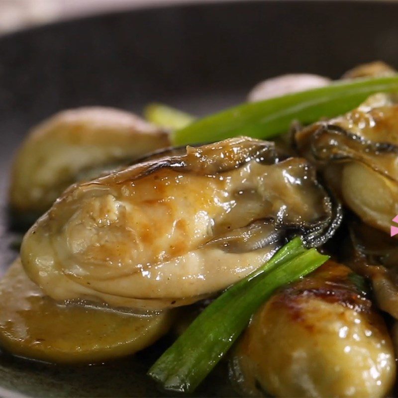 Step 6 Finished product Stir-fried oysters with scallion oil