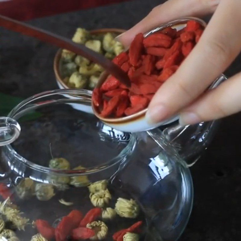 Step 1 Add ingredients to the teapot Chrysanthemum goji berry tea