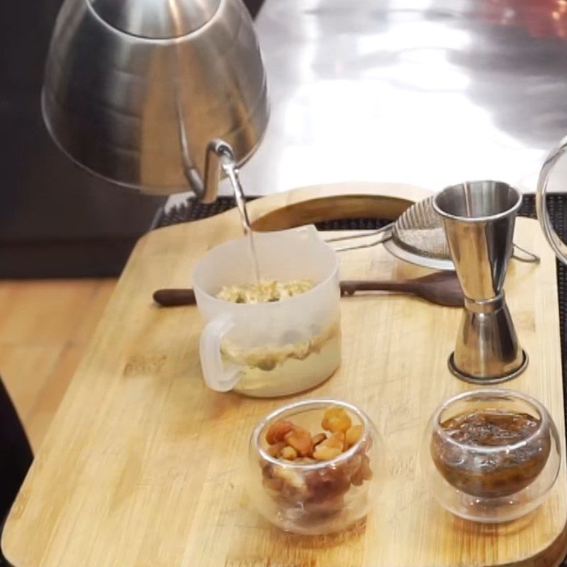 Step 1 Add the ingredients to the teapot Chrysanthemum Honey Longan Tea