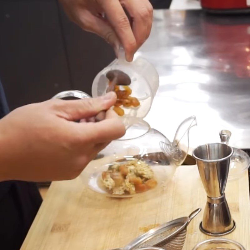 Step 1 Add the ingredients to the teapot Chrysanthemum Honey Longan Tea