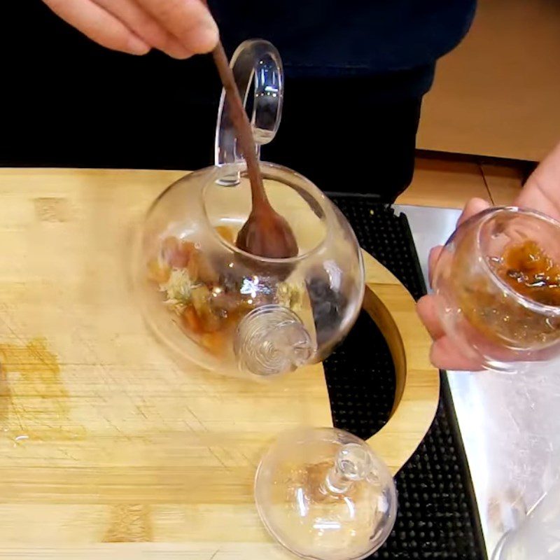 Step 1 Add the ingredients to the teapot Chrysanthemum Honey Longan Tea