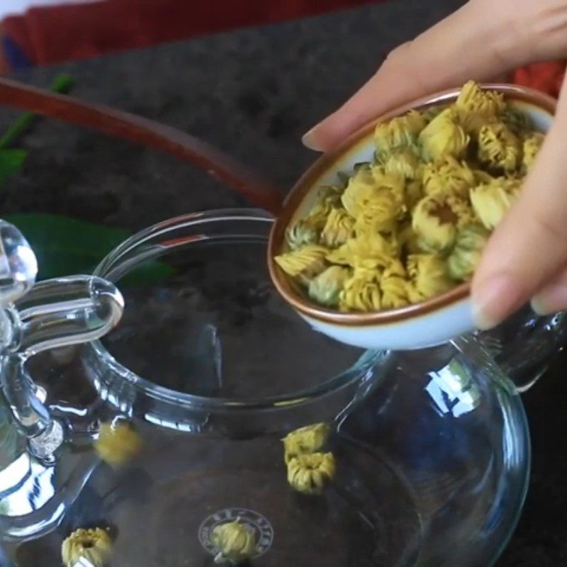 Step 1 Add ingredients to the teapot Chrysanthemum goji berry tea