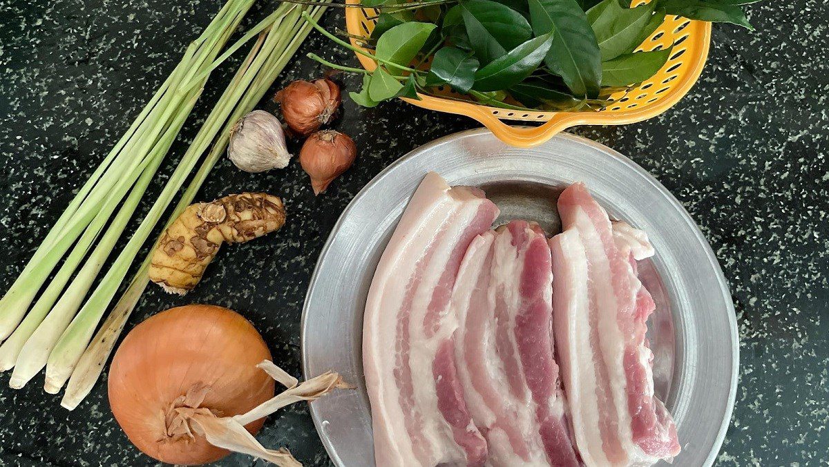 Ingredients for the dish with Mac Mat leaf skewers