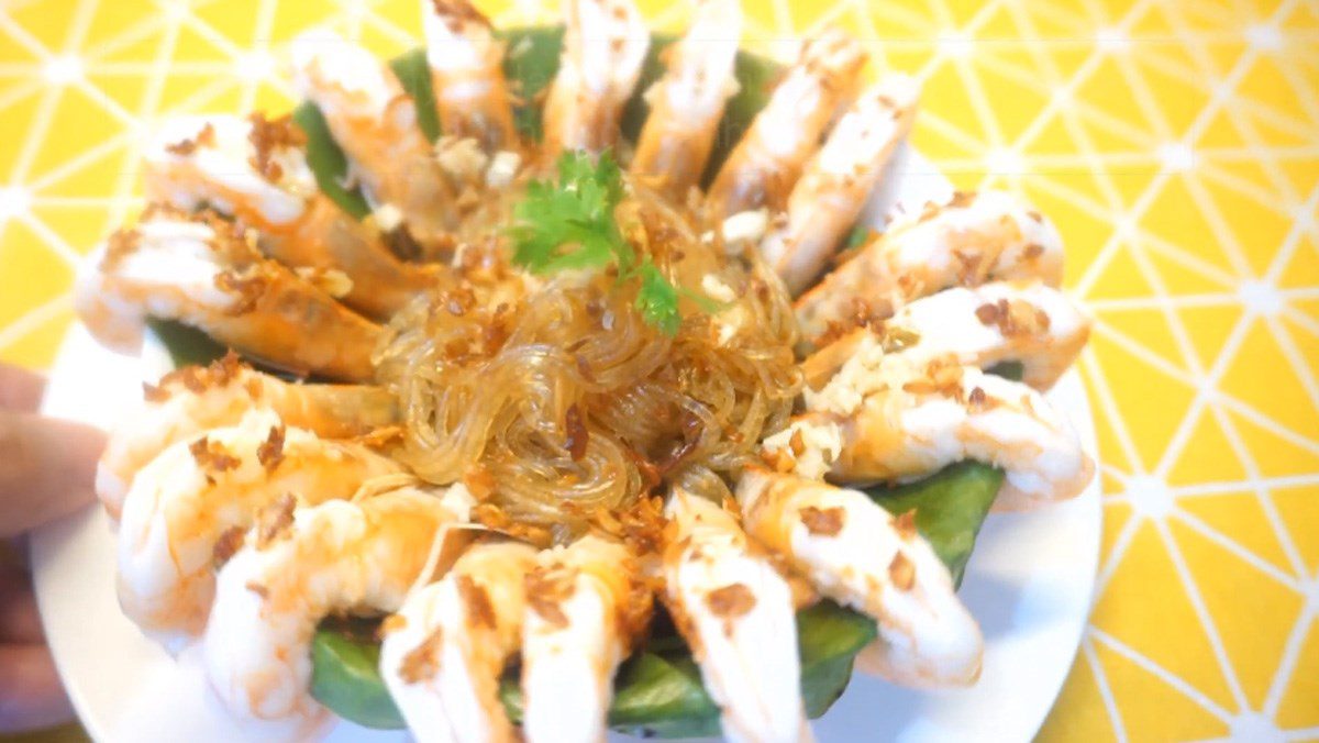 Steamed shrimp with garlic and lotus leaf