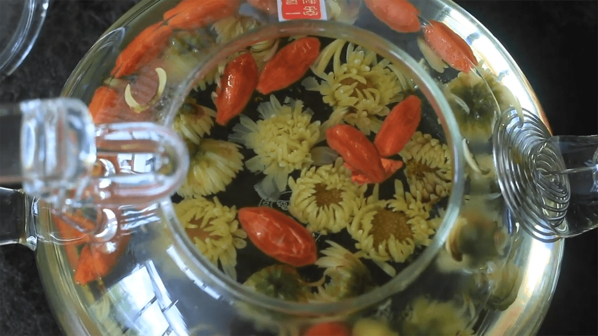 Chrysanthemum tea with goji berries